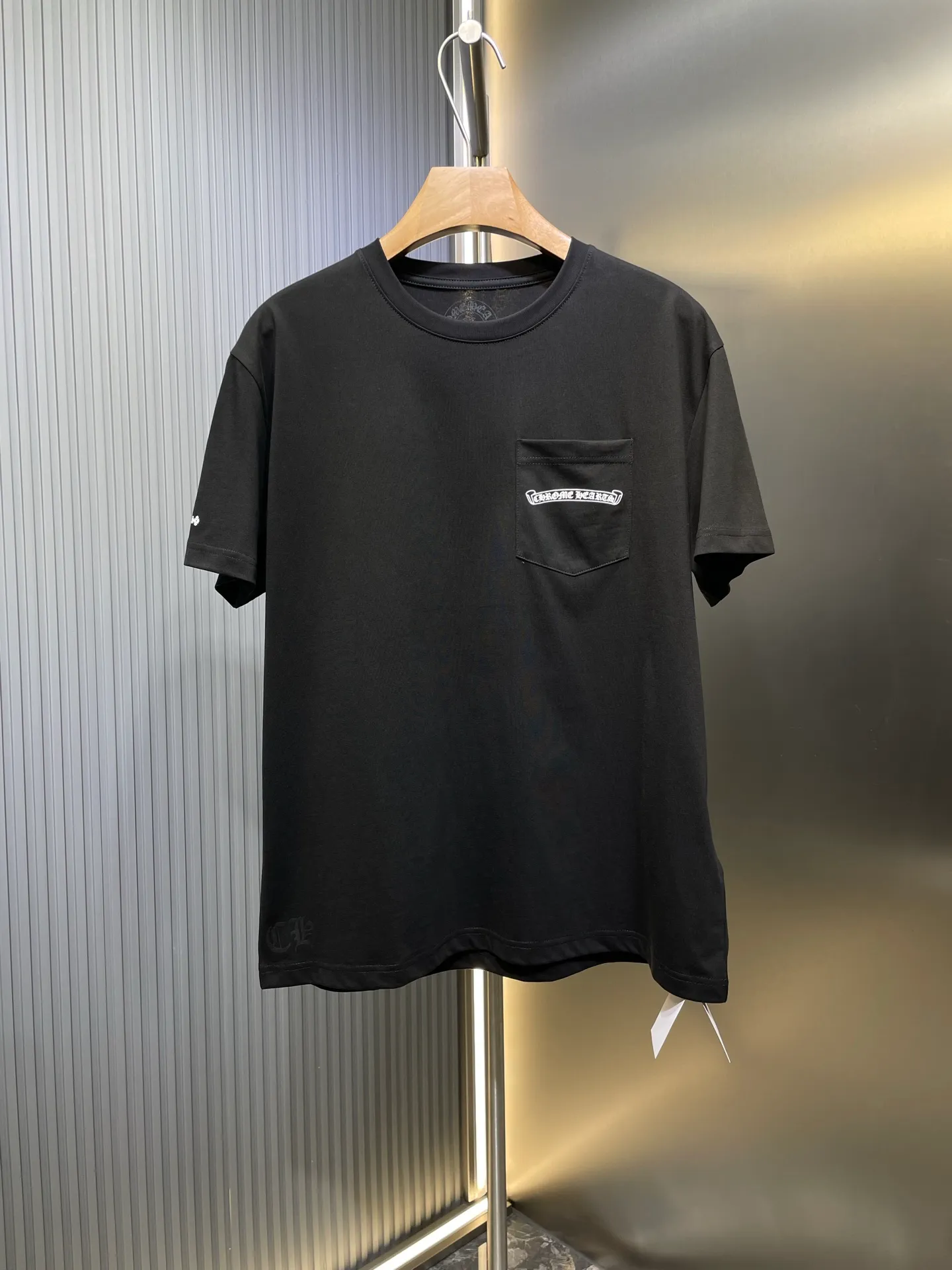 🅿️280 Heart CH 🌟【Top original item】Shadow cross short-sleeved T-shirt on the back. Made of customized 205G 26s 100% distilled cotton fabric, the upper body feels comfortable on the skin. Custom woven and dyed, the color is 100% consistent. The logo is made using imported screen glue printing technology, with a full three-dimensional feel and perfect details. The entire set of accessories is independently developed, and every small detail is perfectly presented. Size: s m l